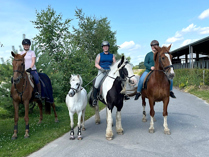Reiterinnen und Pferde auf Winklers Hof
